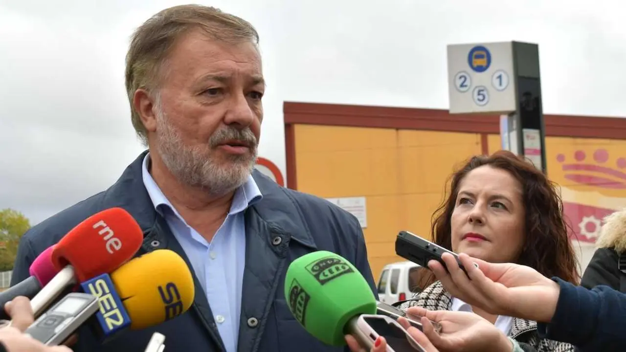 El alcalde de Cuenca, Darío Dolz, atendiendo a los medios de comunicación