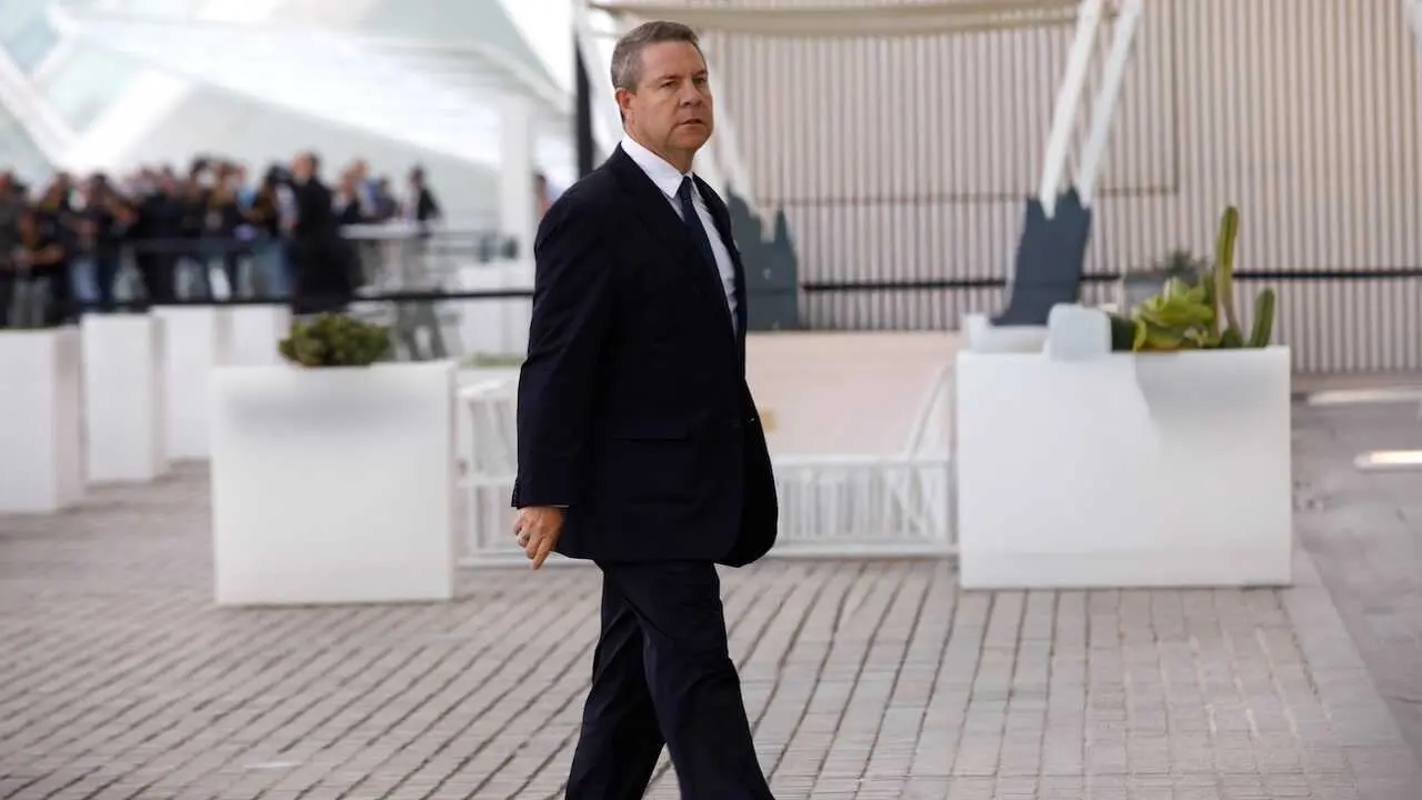 El presidente de Castilla-La Mancha, Emiliano García-Page, asiste al funeral de Estado en recuerdo a las víctimas de la DANA que se celebra en la ciudad de Valencia