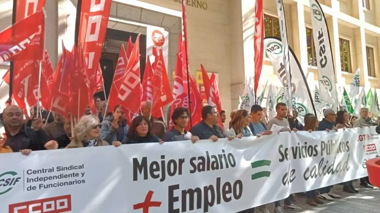 Unos 3.500 empleados públicos se han concentrado este jueves en la cinco capitales de Castilla-La Mancha pidiendo el desbloqueo negociación colectiva - Fotografía: CMM