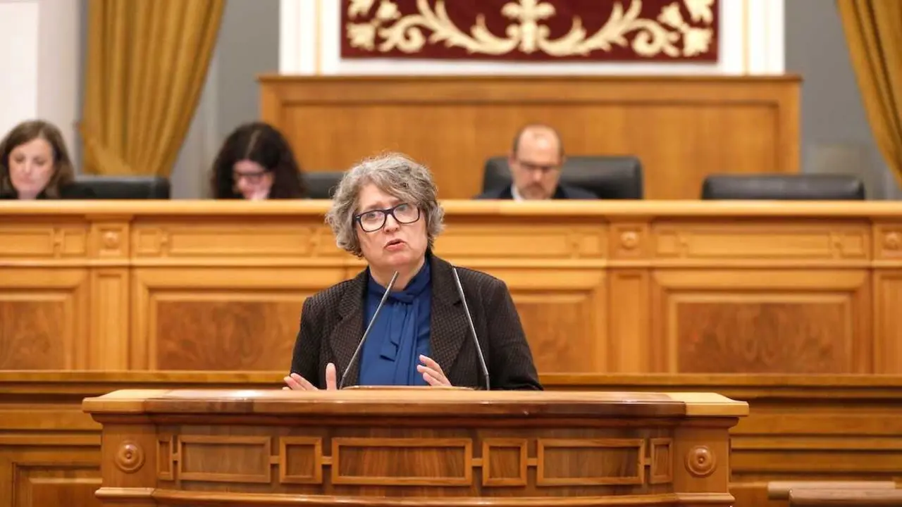 La consejera de Desarrollo Sostenible de Castilla-La Mancha, Mercedes Gómez, durante su comparecencia en el Pleno de las Cortes regionales de este jueves