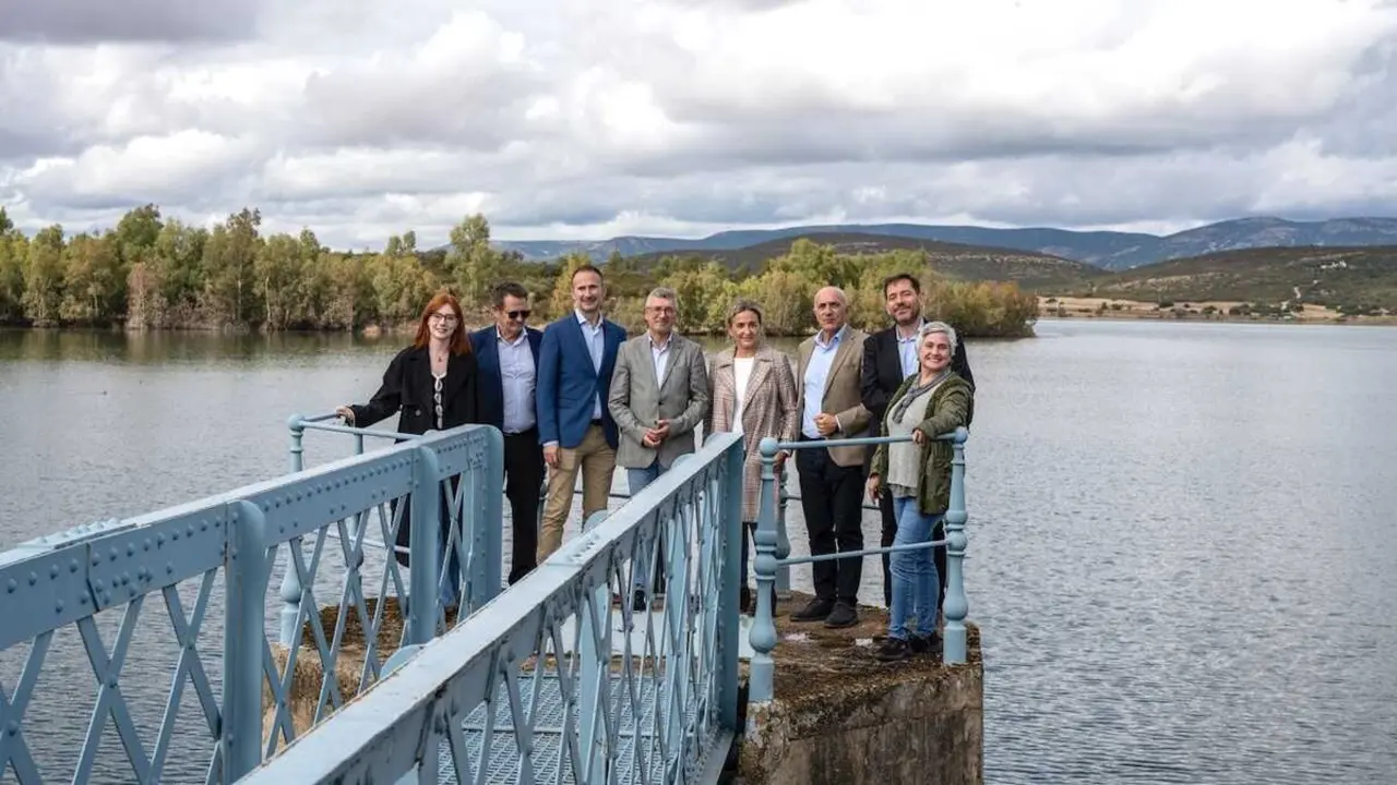 El secretario de Estado de Medio Ambiente, Hugo Morán, durante la visita que ha realizado este jueves al embalse del Gasset