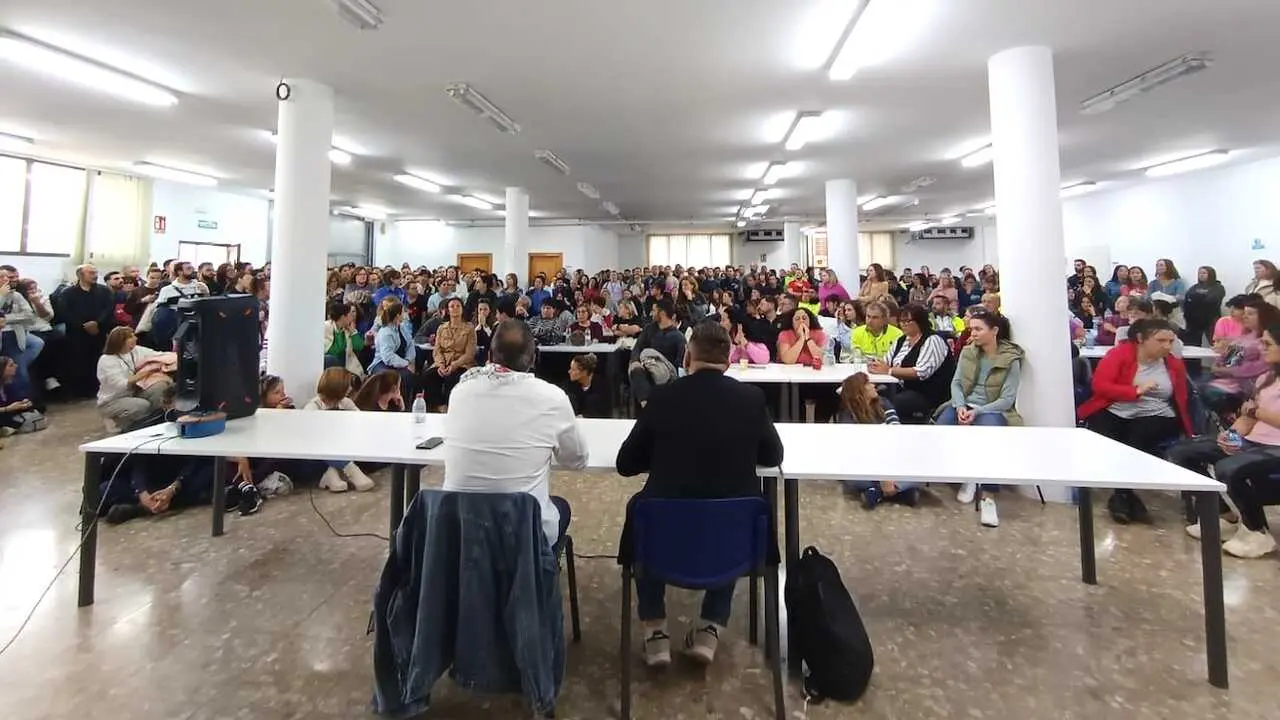 En la imagen un instante de la asamblea de trabajadores de Mahle en la planta de Motilla del Palancar (Cuenca)