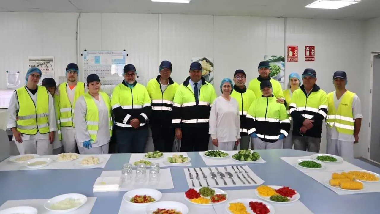 El consejero de Agricultura, Ganadería y Desarrollo Rural, Julián Martínez Lizán, durante su visita a la empresa agroalimentaria Talfrost de Albacete
