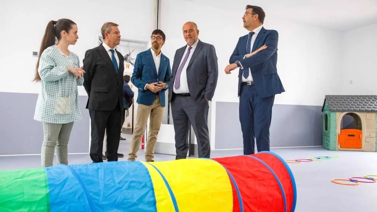 El presidente de Castilla-La Mancha, Emiliano García-Page, inaugura la Escuela Infantil de Valvede de Júcar (Cuenca)