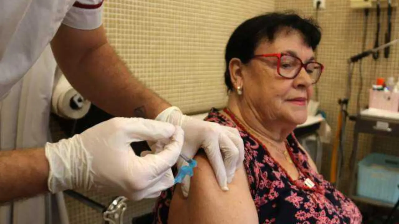 Sanidad alerta de la estafa de la dosis de refuerzo de la covid que está circulando