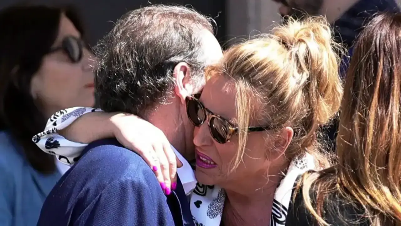 En la imagen de archivo Lydia Lozano llora desconsolada mientras abraza a su marido Charly