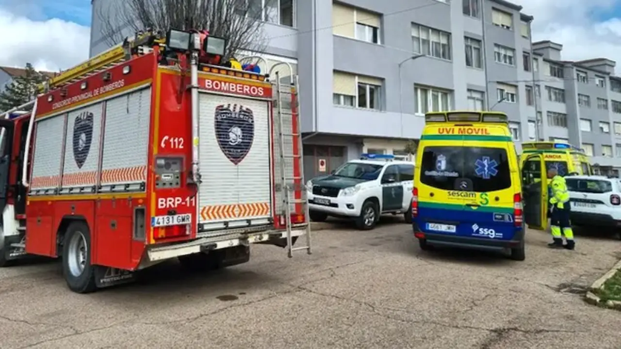 En la imagen de archivo una dotación de Bomberos, Guardia Civil y una UVI móvil movilizados ante una emergencia, ambulancia, incendio,