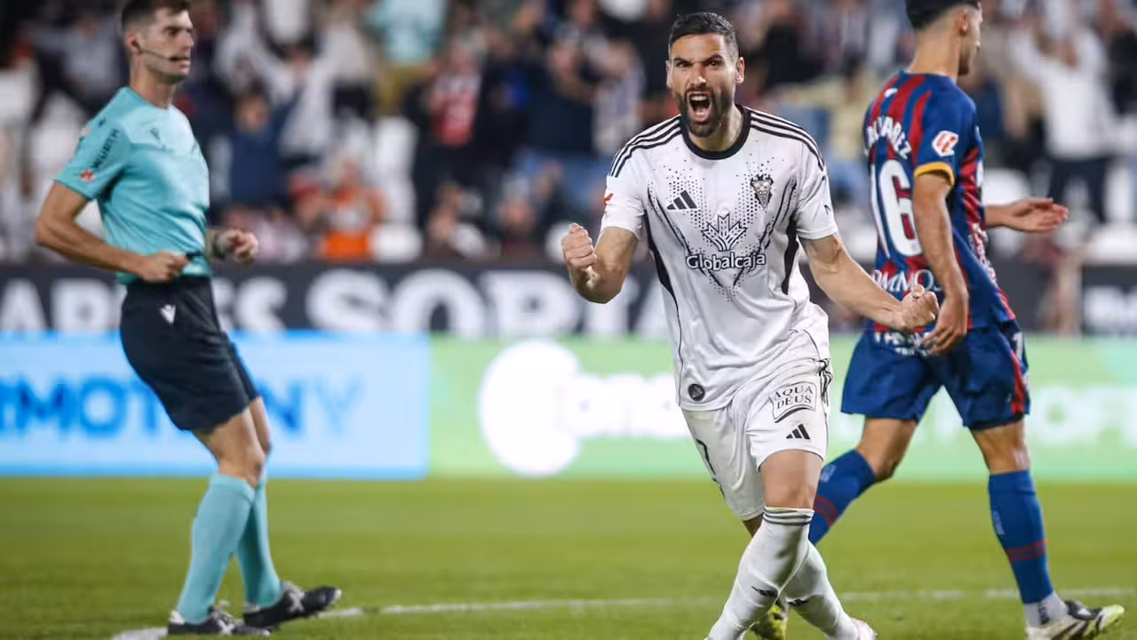 El Albacete remonta con un doblete de Puertas y se reconcilia con su afición (2-1)