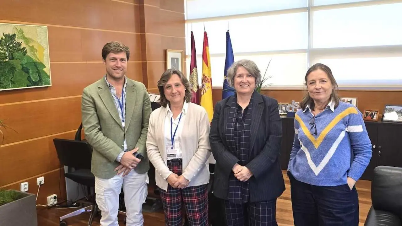 La consejera de Desarrollo Sostenible de Castilla-La Mancha, Mercedes Gómez, durante la reunión mantenida con la presidenta de Atica en la región