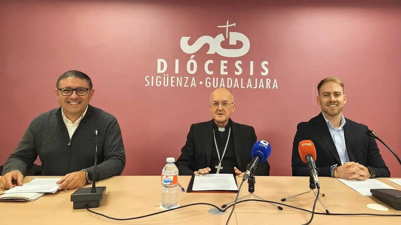El obispo de la diócesis, Julián Ruiz, acompañado por el ecónomo diocesano, Carlos Izquierdo, y el director de la Oficina de Información, Alfonso Olmos - EP