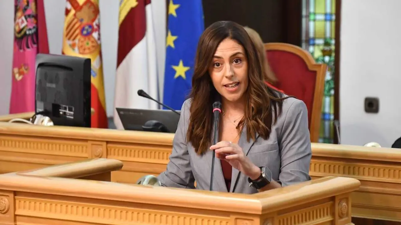 La portavoz del PSOE en el Ayuntamiento de Toledo, Noelia de la Cruz, durante su intervención en el Debate Sobre el Estado de la Ciudad