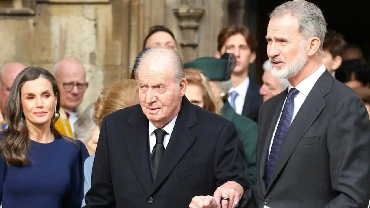 En la imagen de archivo la reina Letizia, el rey Juan Carlos y su hijo el rey Felipe VI