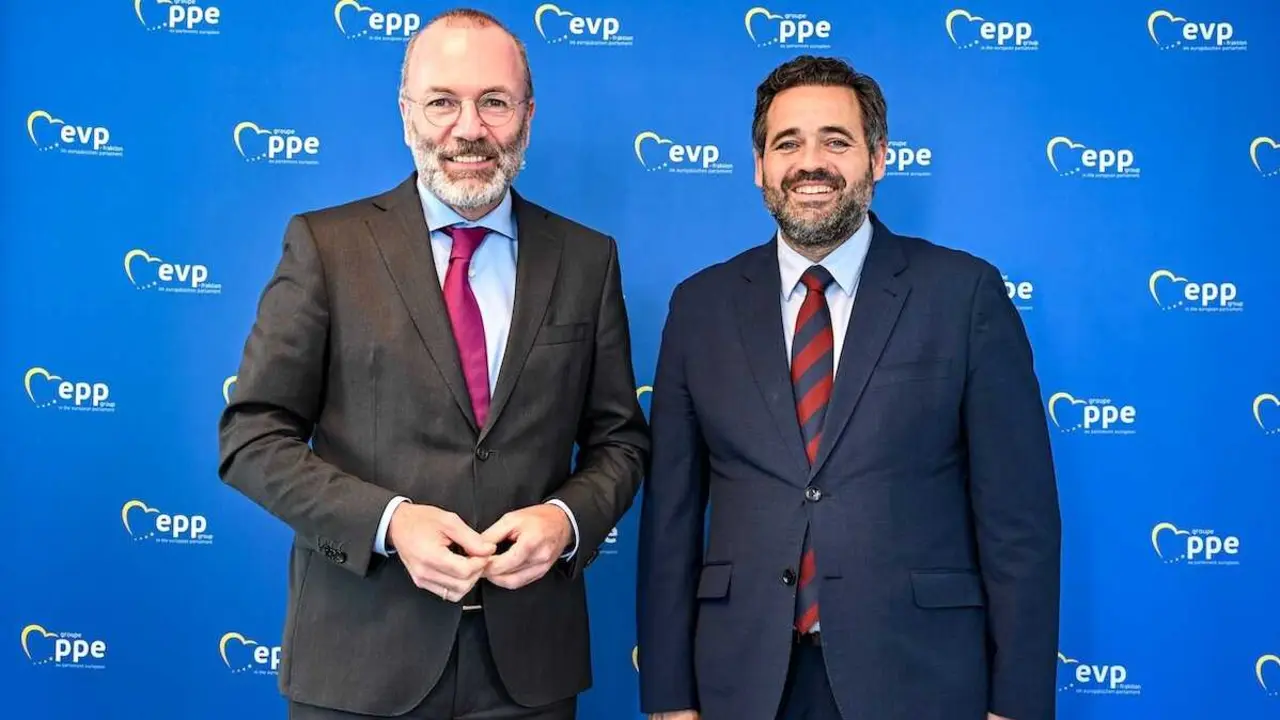 El presidente del PP de Castilla-La Mancha, Paco Núñez (d), este miércoles en Bruselas junto ael presidente del PPE, Manfred Webber (i)