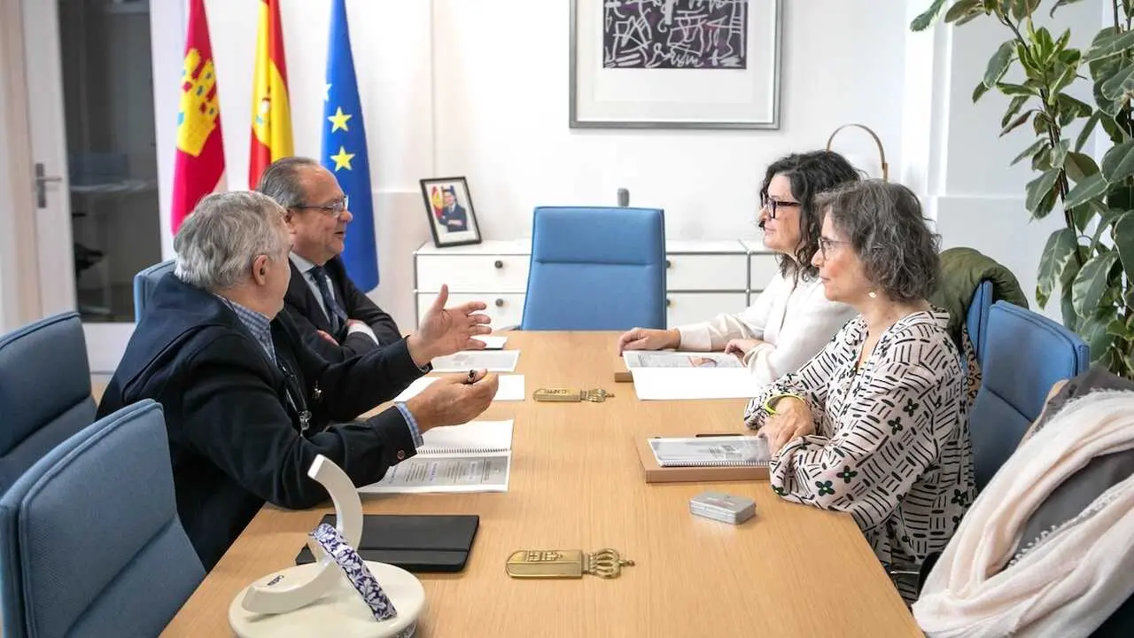 El consejero de Hacienda, Administraciones Públicas y Transformación Digital, Juan Alfonso Ruiz Molina, se reúne en la sede de la Consejería, con la secretaria general de UGT Castilla-La Mancha, Lola Alcónez, para informarle del proyecto de Ley de Presupuestos Generales de Castilla-La Mancha para 2026