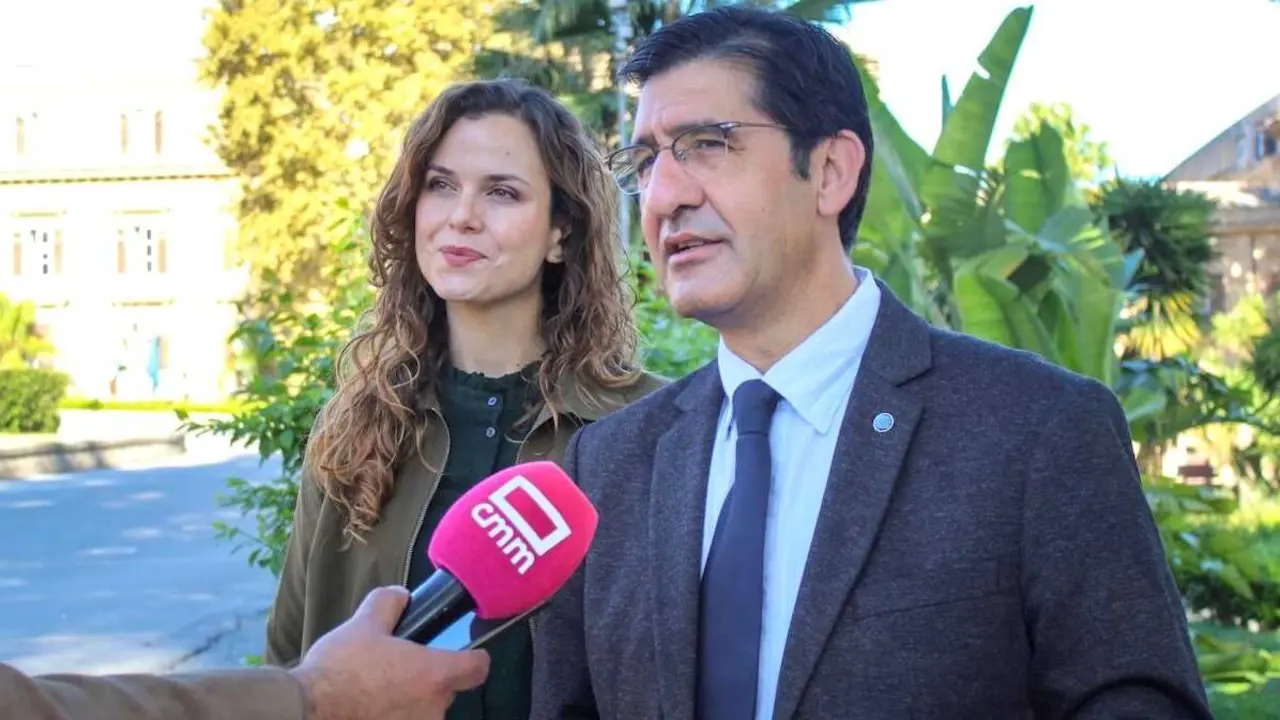 El vicepresidente segundo del Gobierno de Castilla-La Mancha, José Manuel Caballero, atiende a los medios de comunicación junto a la directora general de Asuntos Europeos,&nbsp;Nazareth Rodrigo, este jueves en Palermo (Italia)