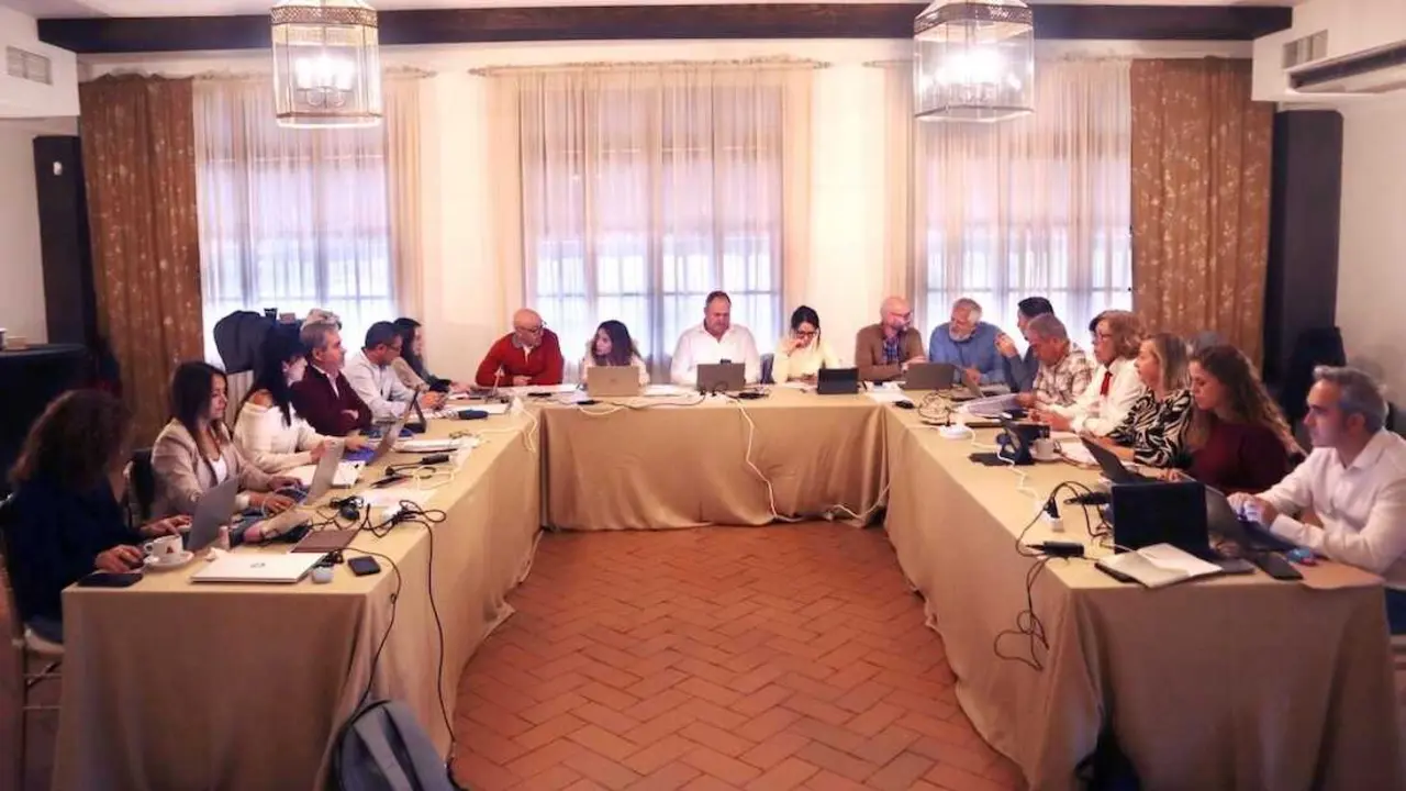 El consejero de Agricultura, Ganadería y Desarrollo Rural de Castilla-La Mancha, Julián Martínez Lizán, durante el consejo de dirección de la Consejería que se ha celebrado en la localidad toledana de Tembleque