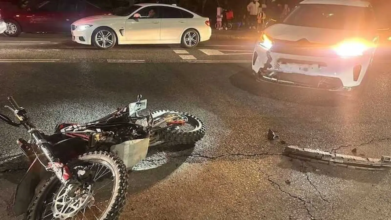 Herido un hombre tras colisionar su moto con un coche en una calle de Cuenca