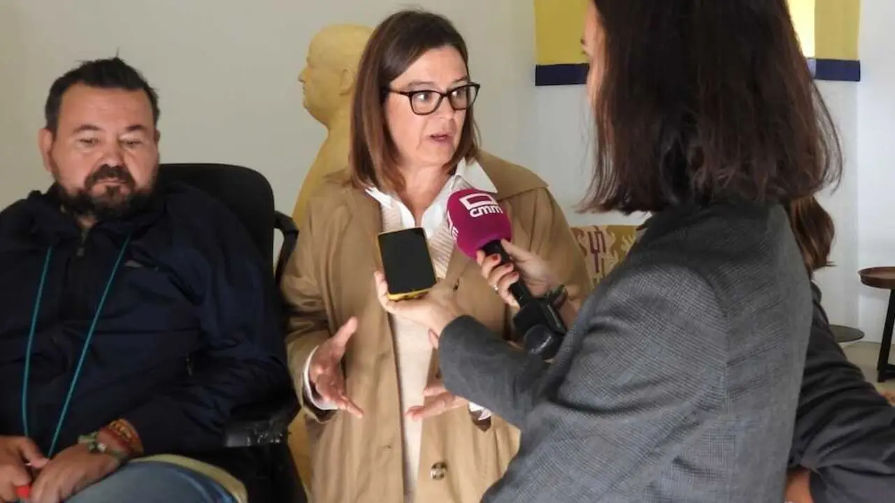 La vicesecretaria general del PSOE de Toledo y consejera portavoz del Gobierno de Castilla-La Mancha, Esther Padilla, atendiendo a los medios este sábado en La Roda (Albacete)