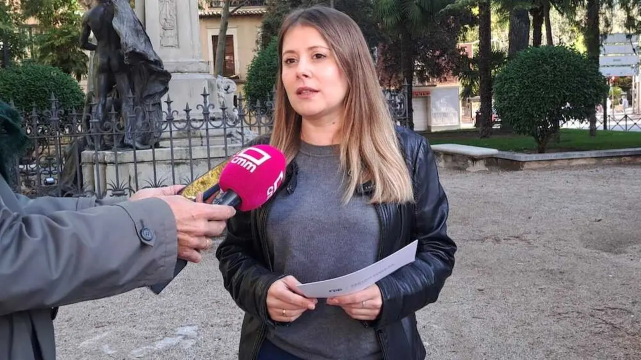 La diputada del PP en las Cortes de Castilla-La Mancha, Itziar Asenjo, atendiendo a los medios este sábado en Guadalajara