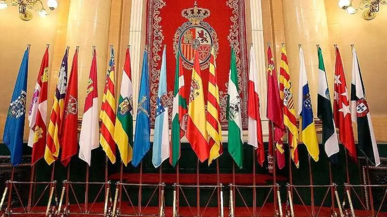 En la imagen de archivo banderas de las diferentes comunidades autónomas en el Senado