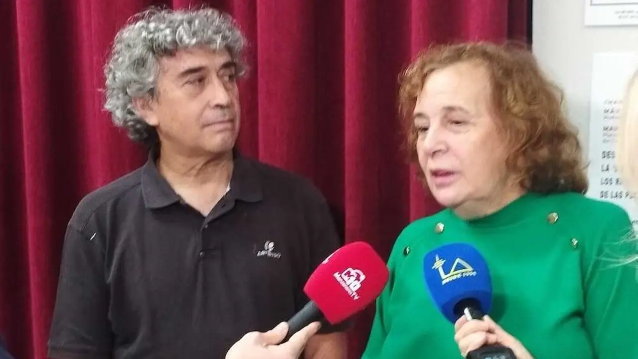 El profesor e investigador de la Universidad de Castilla-La Mancha (UCLM), Máximo Florín Beltrán, y María Manzano, miembro de la Plataforma Stop Biometano de Castilla-La Mancha, atendiendo a los medios este domingo en Manzanares (Ciudad Real)