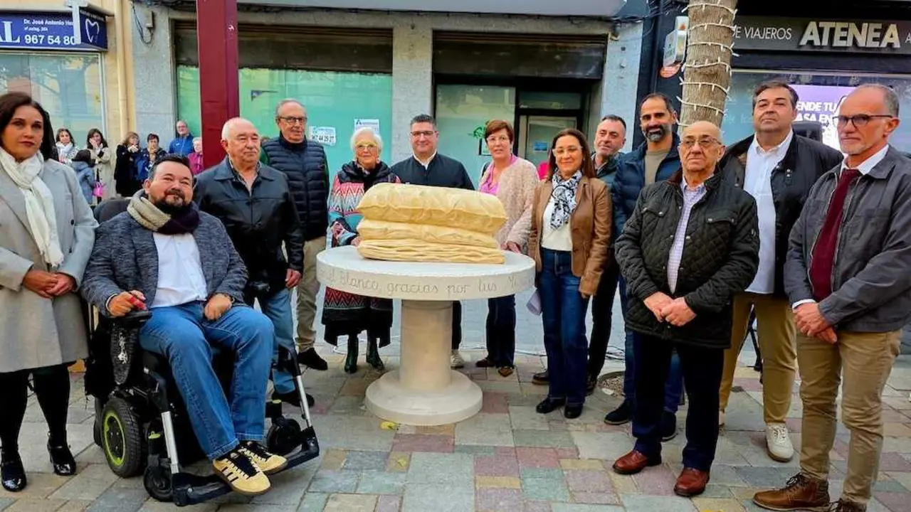 La Roda (Albacete) rinde homenaje al creador de los Miguelitos con una escultura en su honor