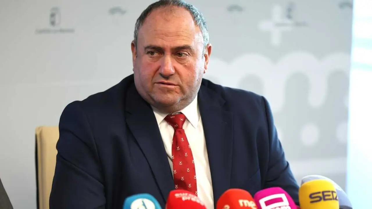 El consejero de Agricultura, Ganadería y Desarrollo Rural, Julián Martínez Lizán, este lunes en rueda de prensa en la Consejería de Agricultura en Toledo - EFE/Ismael Herrero