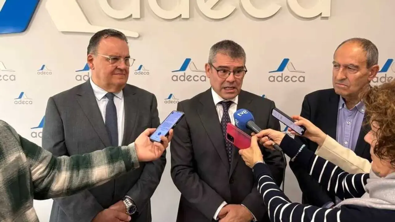 El nuevo director general de Empresas de Castilla-La Mancha, Santiago Baeza, atendiendo a los medios de comunicación este lunes en Albacete