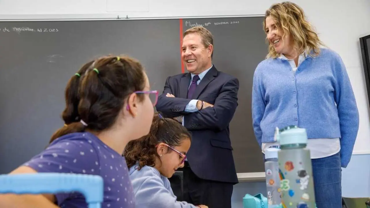 El presidente de Castilla-La Mancha, Emiliano García-Page, inaugura, en El Acebrón (Cuenca), las obras de mejora de la sección del Colegio Rural Agrupado (CRA) ´Retama´