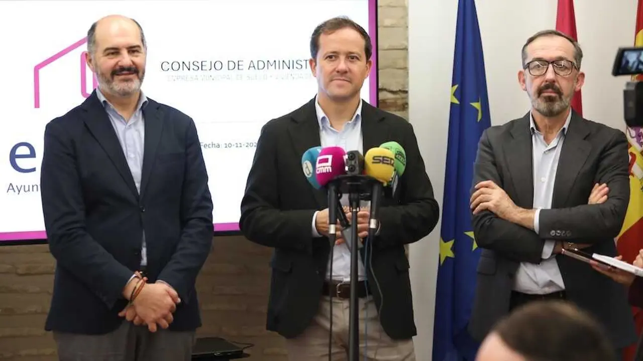 El alcalde de Toledo, Carlos Velázquez, informa en rueda de prensa sobre el Consejo de Administración de la EMSV