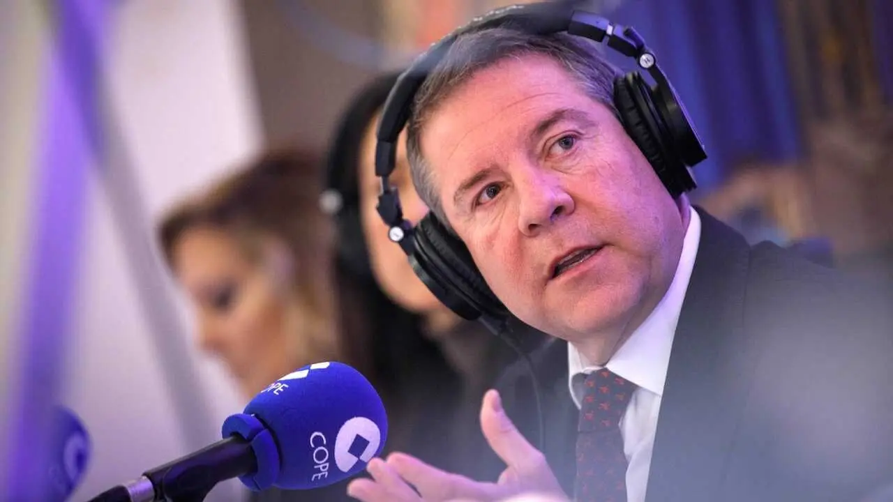 El presidente de Castilla-La Mancha, Emiliano García-Page, en un momento de la entrevista en el programa 'Herrera en COPE' emitido desde la Catedral de Toledo