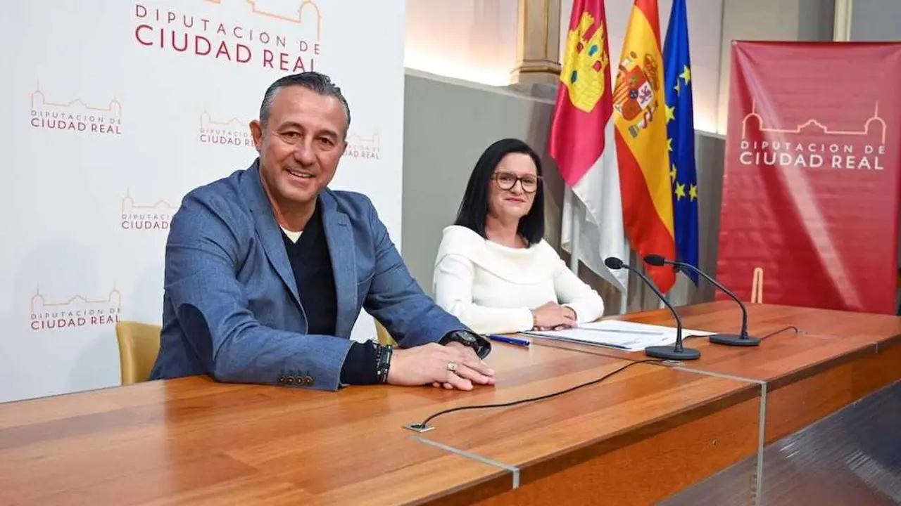 La portavoz del equipo de Gobierno de la Diputación de Ciudad Real, Rocío Zarco, junto al vicepresidente en rueda de prensa