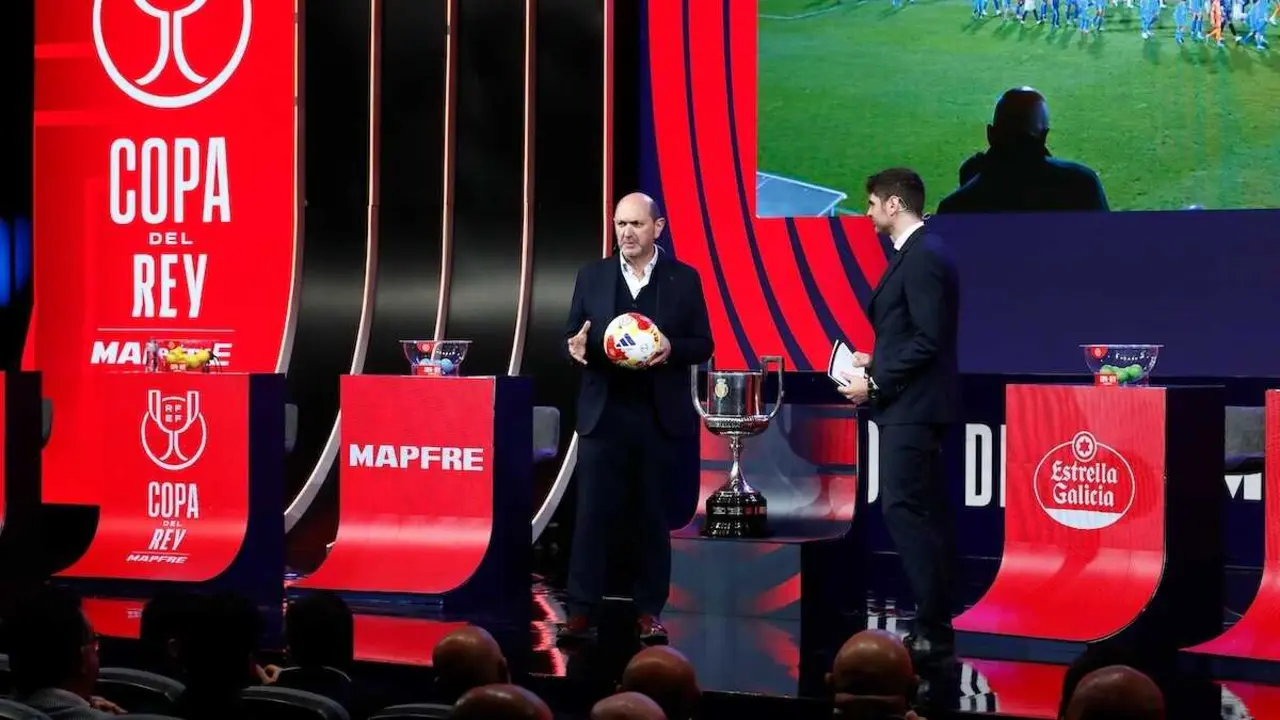En la imagen el presidente de la RFEF,Rafael Louzán, interviene momentos antes del sorteo para la segunda ronda de la Copa del Rey realizado en la Ciudad del Fútbol de Las Rozas