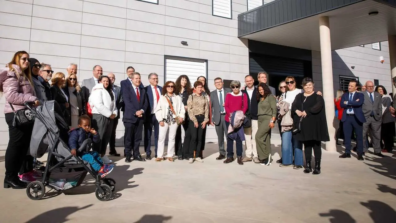 El presidente de Castilla-La Mancha, Emiliano García-Page, ha inaugurado, en Hellín (Albacete), el nuevo edificio para el Colegio Público de Educación Especial ‘Cruz de Mayo’.