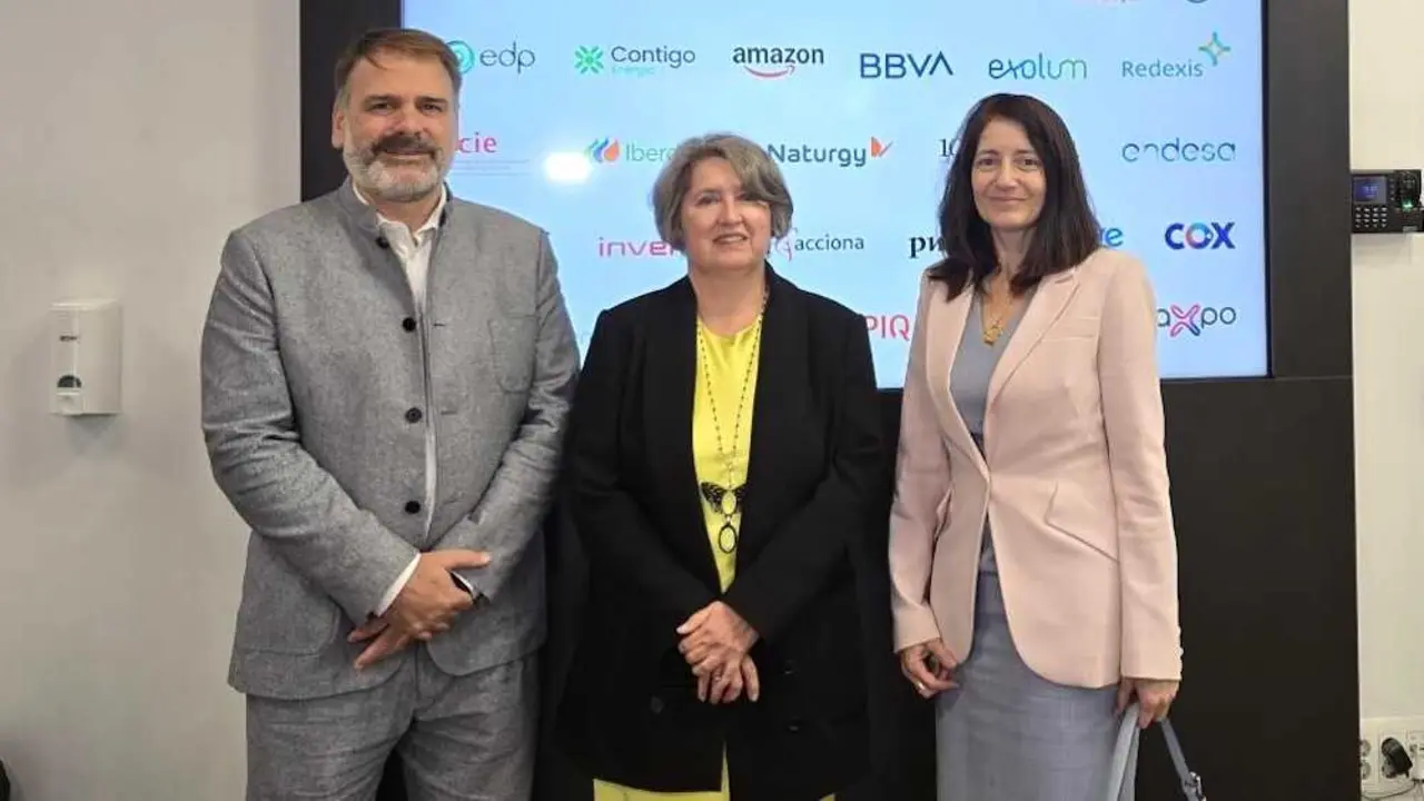 En el centro la consejera de Desarrollo Sostenible de Castilla-La Mancha, Mercedes Gómez