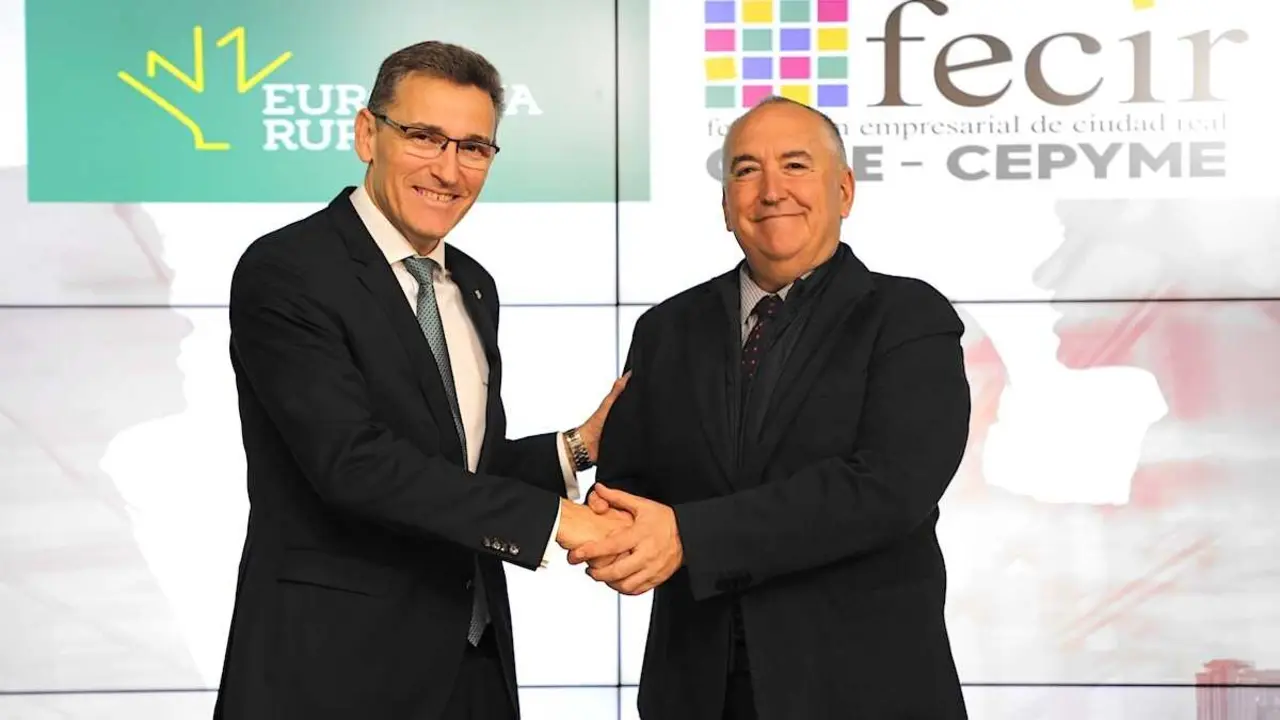 El director general de Eurocaja Rural, Víctor Manuel Martín López, y el presidente de la Federación Empresarial de Ciudad Real (FECIR), Carlos Marín de la Rubia, suscriben un convenio de colaboración.