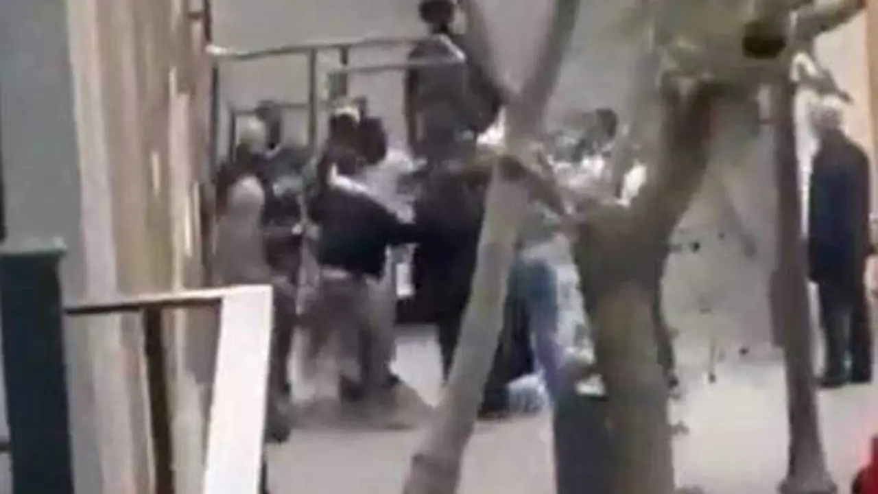 Propinan una brutal paliza a un hombre por recriminarles que casi lo atropellan