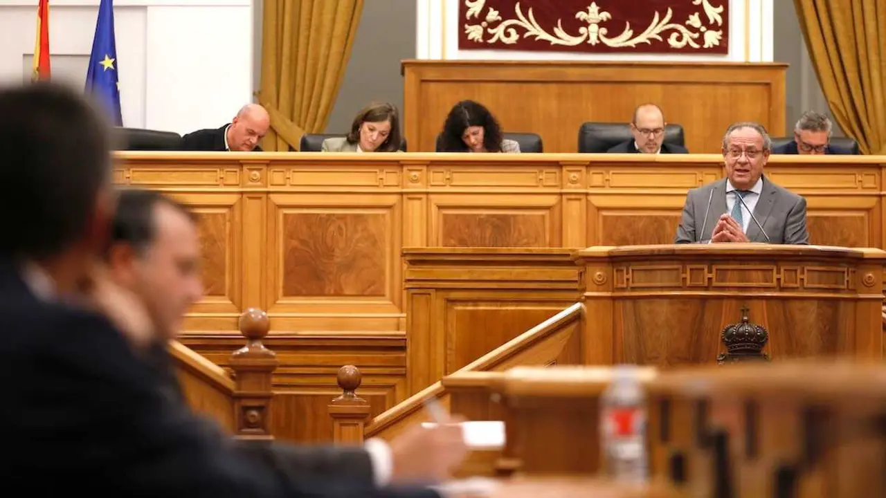 En la imagen el consejero de Hacienda, Administraciones Públicas y Transformación Digital, Juan Alfonso Ruiz Molina, durante una de sus intervenciones este jueves en el Pleno de las Cortes regionales