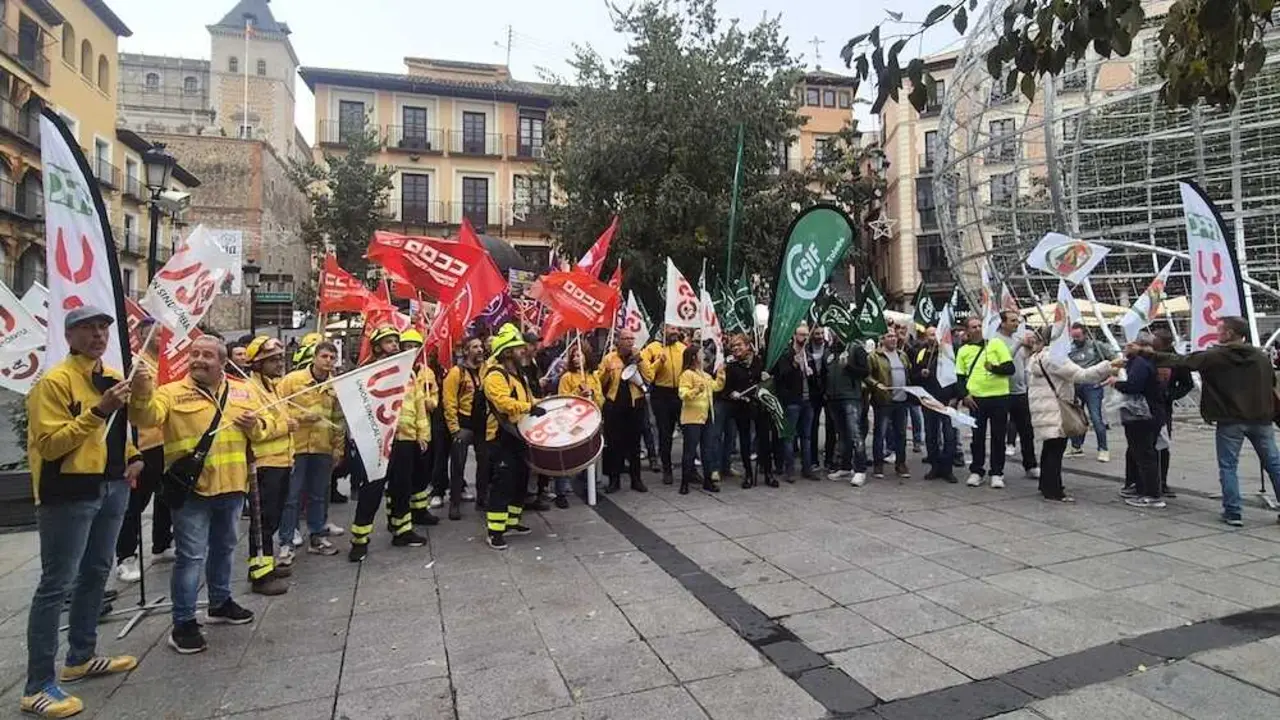 En la imagen trabajadores y representantes de los sindicatos en Geacama protestando este jueves en la Plaza de Zocodover de Toledo