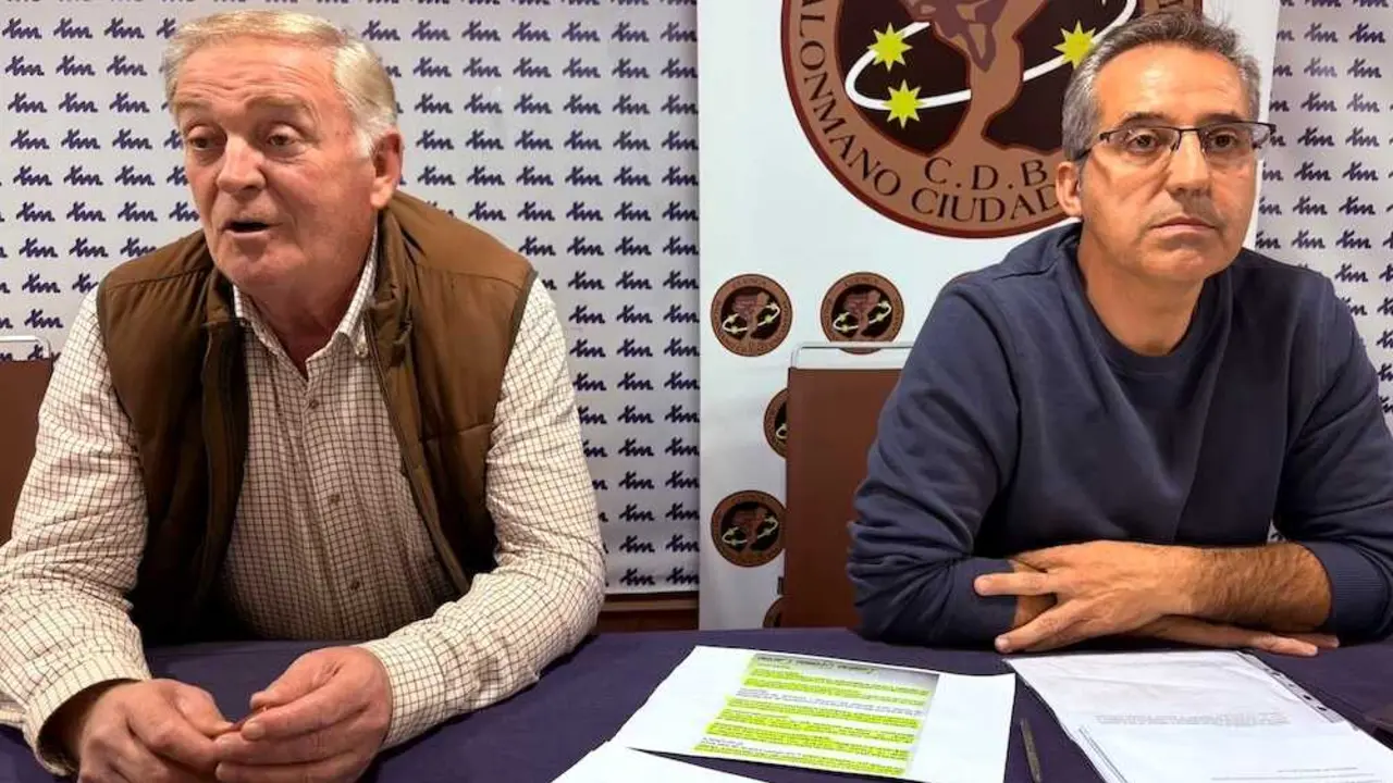En la imagen Jesús Pontones y Juan Olivares en un momento de la Asamblea del REBI Balonmano Cuenca