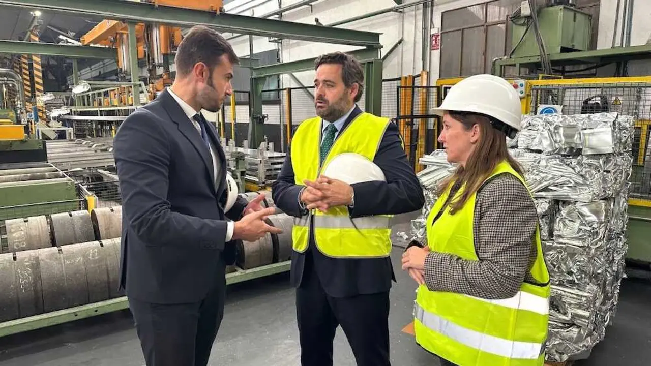 El presidente del PP de Castilla-La Mancha, Paco Núñez, durante la visita que ha realizado este viernes a la empresa Extrual en Albacete