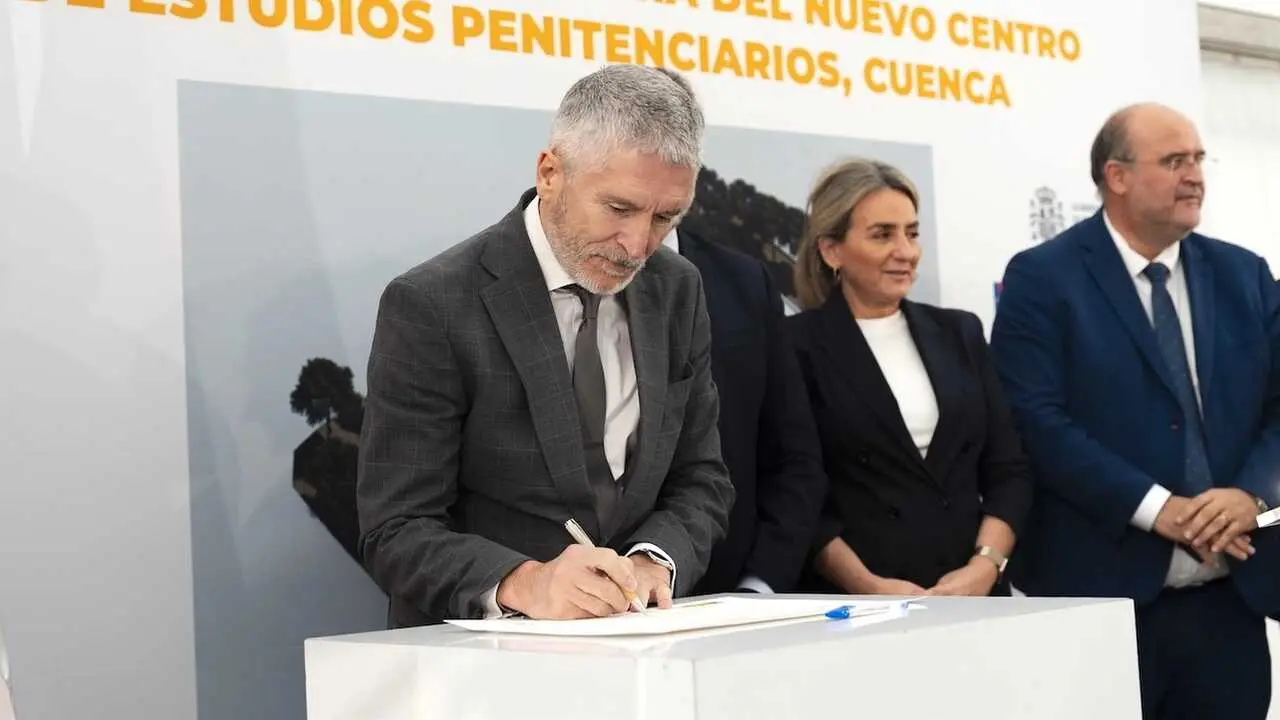 El ministro del Interior, Fernando Grande-Marlaska (1i), firma el inicio de las obras del futuro Centro de Estudios Penitenciarios de Cuenca - Archivo/EP/Lola Pineda
