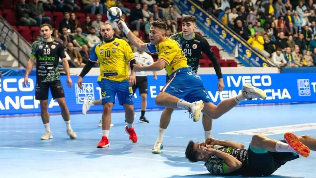 El BM Caserío cae ante un Bathco Torrelavega superior en el Quijote Arena (29-37) - Fotografía: Lanza/Elena Rosa