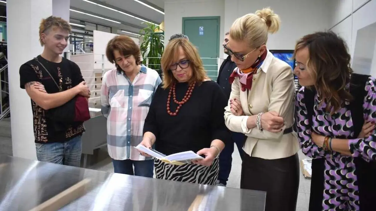 La viceconsejera de Cultura y Deportes, Carmen Teresa Olmedo, ha inaugurado en Cuenca las exposiciones '¿Qué es el campo?/No sé que es el campó' de Julia Alfaro y 'Aire 151 125' de Lorenzo Galgó