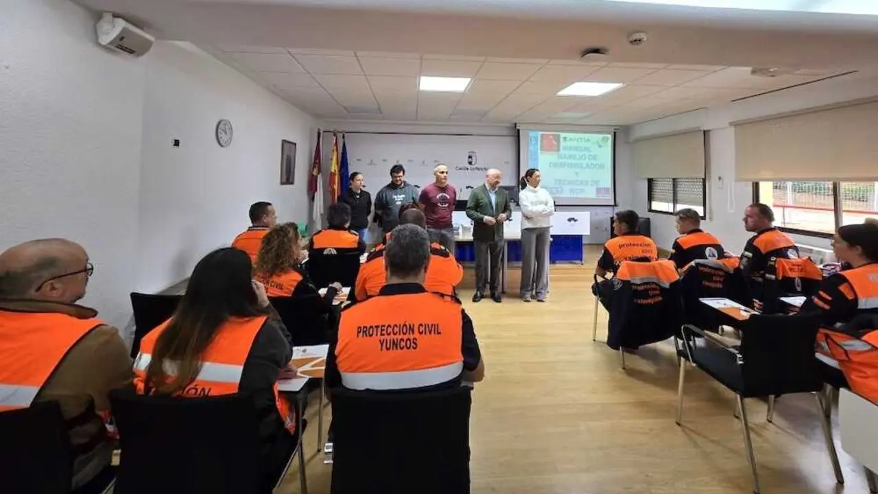 Una veintena de voluntarios de Protección Civil se forma en RCP y atención inicial