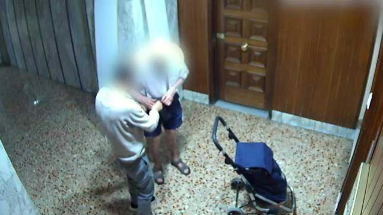 VIDEO. Tiran monedas para distraer a ancianos y aprovechan para robarles todo