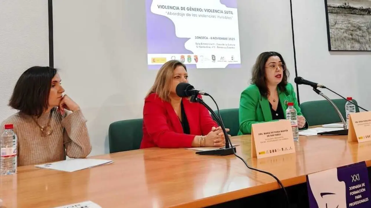 La delegada provincial de Igualdad, Nuria Cogolludo (d), en la XXI Jornada de formación para profesionales de los Centros de la Mujer celebrada en la localidad toledana de Sonseca