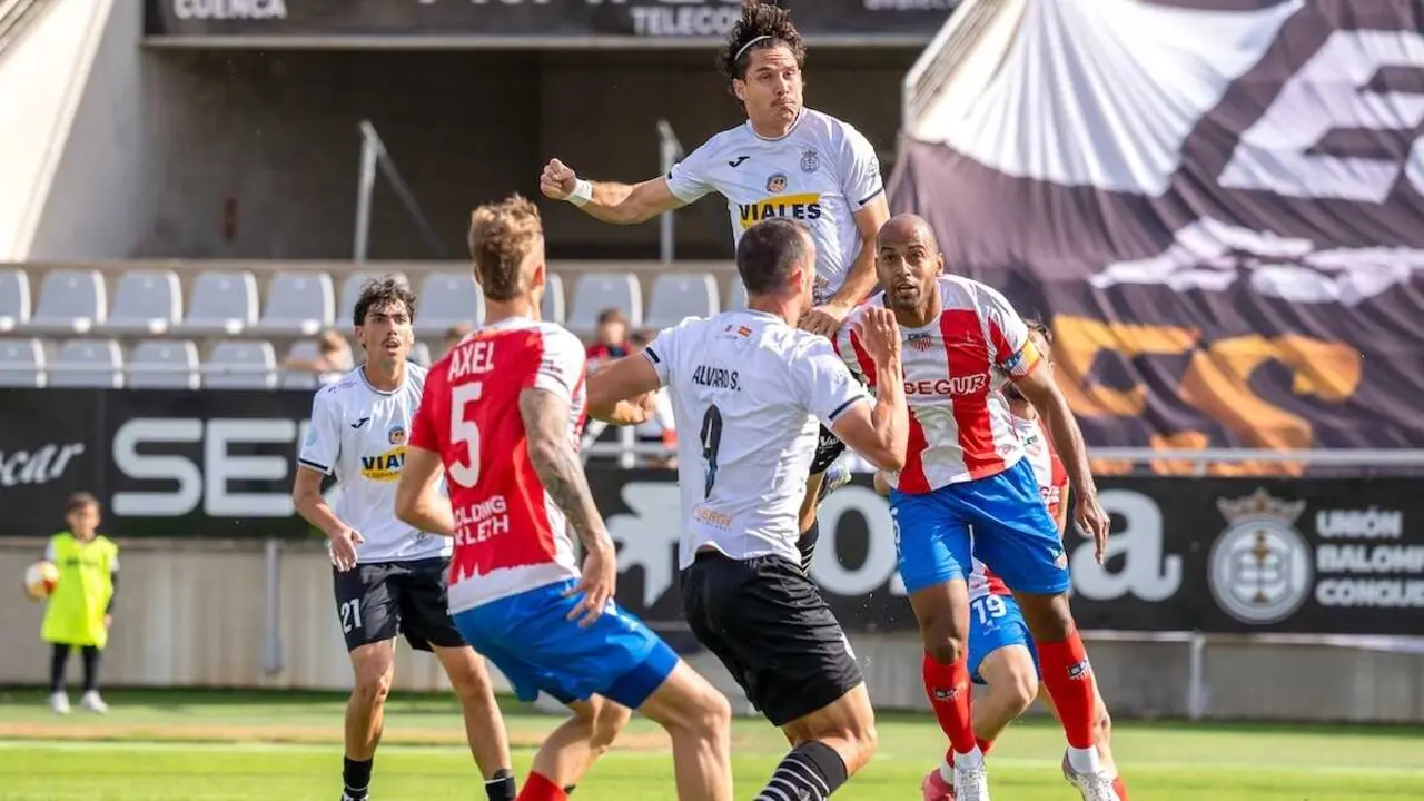 En la imagen de archivo el lateral del Conquense Nacho Ruiz en un salto durante un encuentro