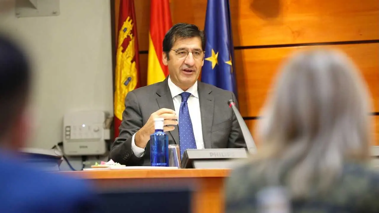 El vicepresidente segundo del Gobierno de Castilla-La Mancha, José Manuel Caballero, durante su intervención en la Comisión de Presupuestos de las Cortes regionales