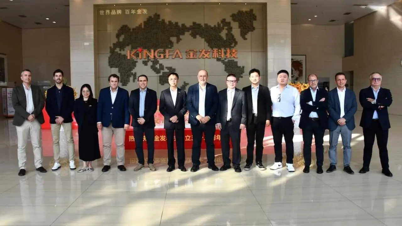 El vicepresidente primero del Gobierno regional, José Luis Martínez Guijarro, ha visitado, en Guanzhou (China), las instalaciones de la empresa KINGFA